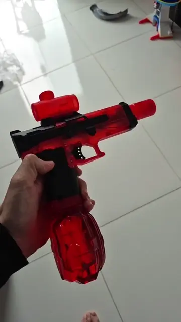 Brinquedo de água vermelho no vídeo enviado por elciobach722